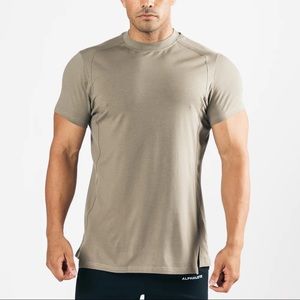Alphalete PREMIUM STEPPED HEM SHORT SLEEVE
Men's High-Neck Premium Short Sleeve